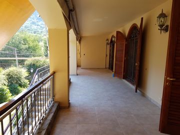 MUY BELLA Y AMPLIA PROPIEDAD ( Casa + Depto + Pileta + 2 Quinchos) CON VISTA A LAS SIERRAS, CERCANA