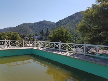 MUY BELLA Y AMPLIA PROPIEDAD ( Casa + Depto + Pileta + 2 Quinchos) CON VISTA A LAS SIERRAS, CERCANA