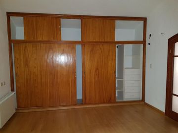 MUY BELLA Y AMPLIA PROPIEDAD ( Casa + Depto + Pileta + 2 Quinchos) CON VISTA A LAS SIERRAS, CERCANA
