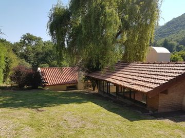 MUY BELLA Y AMPLIA PROPIEDAD ( Casa + Depto + Pileta + 2 Quinchos) CON VISTA A LAS SIERRAS, CERCANA