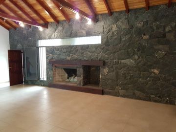 MUY BELLA Y AMPLIA PROPIEDAD ( Casa + Depto + Pileta + 2 Quinchos) CON VISTA A LAS SIERRAS, CERCANA