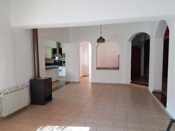 MUY BELLA Y AMPLIA PROPIEDAD ( Casa + Depto + Pileta + 2 Quinchos) CON VISTA A LAS SIERRAS, CERCANA