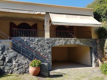 MUY BELLA Y AMPLIA PROPIEDAD ( Casa + Depto + Pileta + 2 Quinchos) CON VISTA A LAS SIERRAS, CERCANA