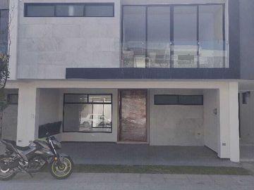 SE VENDE HERMOSA CASA