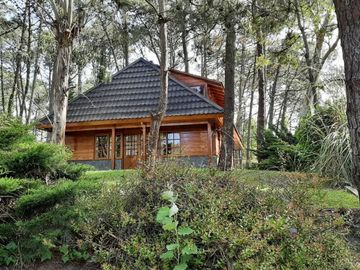 CASA 4 AMBIENTES VENTA CARILO CERCA DEL GOLF