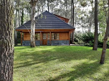 CASA 4 AMBIENTES VENTA CARILO CERCA DEL GOLF