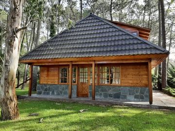 CASA 4 AMBIENTES VENTA CARILO CERCA DEL GOLF
