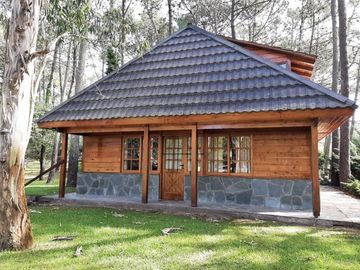 CASA 4 AMBIENTES VENTA CARILO CERCA DEL GOLF