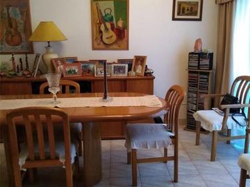 DUPLEX 5 AMB. AMPLIOS CON GARAGE Y PATIO