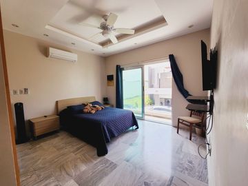 Residencia en VENTA CON TERRENO DE 908 M2 fracc PLAYAS DEL CONCHAL