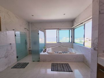 Residencia en VENTA CON TERRENO DE 908 M2 fracc PLAYAS DEL CONCHAL