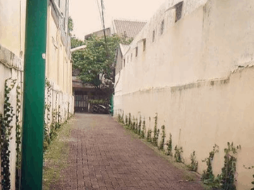 Dijual Rumah Dengan Taman Luas Classic Tropical Di Kebon Jeruk