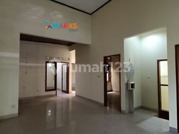 Sewa/ Jual Rumah Tengah Kota Area Panularan Solo