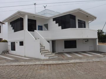 Capaes Beach House: Se Vende Casa Cerca del Mar en Capaes