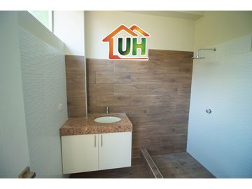 ID 00512-VENTA CASA PUCALLPA - DE ESTRENO -  CON PISCINA-A.T 250 m2