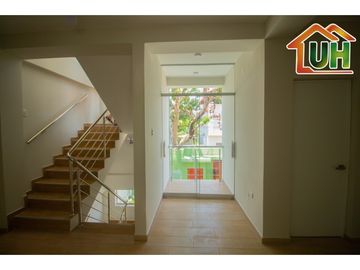 ID 00512-VENTA CASA PUCALLPA - DE ESTRENO -  CON PISCINA-A.T 250 m2