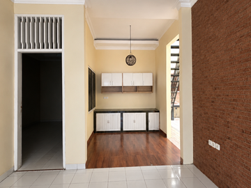 Rumah siap huni di Pinggir jalan Utama Villa Melati Mas BSD City