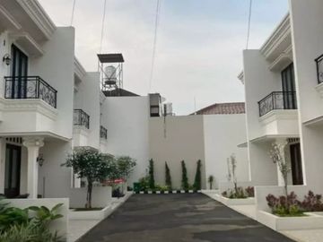 Rumah baru cluster mewah 2,5 lantai di dekat mall Pondok Gede, Bekasi