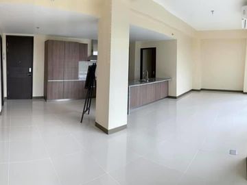 DC00005- FOR LEASE 3 BR UNIT WITH BALCONY AT ST. MORITZ MCKINLEY WEST