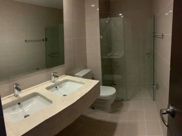 DC00005- FOR LEASE 3 BR UNIT WITH BALCONY AT ST. MORITZ MCKINLEY WEST