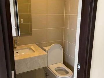 DC00005- FOR LEASE 3 BR UNIT WITH BALCONY AT ST. MORITZ MCKINLEY WEST