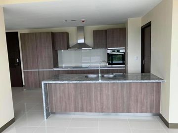 DC00005- FOR LEASE 3 BR UNIT WITH BALCONY AT ST. MORITZ MCKINLEY WEST