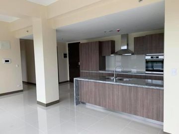 DC00005- FOR LEASE 3 BR UNIT WITH BALCONY AT ST. MORITZ MCKINLEY WEST