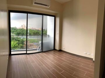 DC00005- FOR LEASE 3 BR UNIT WITH BALCONY AT ST. MORITZ MCKINLEY WEST