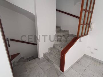 Vendo Casa de 3 pisos en conjunto sector Calderón