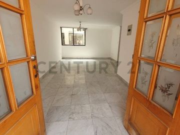 Vendo Casa de 3 pisos en conjunto sector Calderón