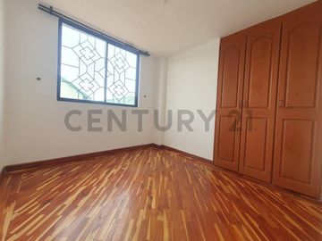 Vendo Casa de 3 pisos en conjunto sector Calderón