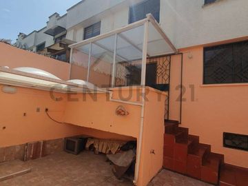 Vendo Casa de 3 pisos en conjunto sector Calderón