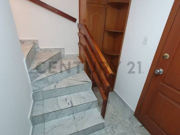 Vendo Casa de 3 pisos en conjunto sector Calderón