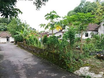 Tanah pekarangan dekat UII jalan Kaliurang Km 13