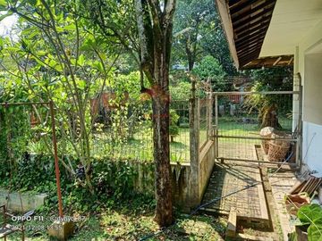 Rumah dengan tanah Luas jln Bukit Raya Ciumbuleuit