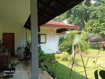 Rumah dengan tanah Luas jln Bukit Raya Ciumbuleuit