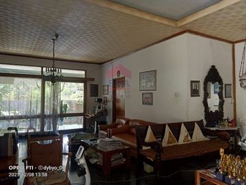 Rumah dengan tanah Luas jln Bukit Raya Ciumbuleuit