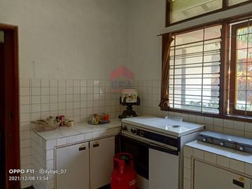 Rumah dengan tanah Luas jln Bukit Raya Ciumbuleuit