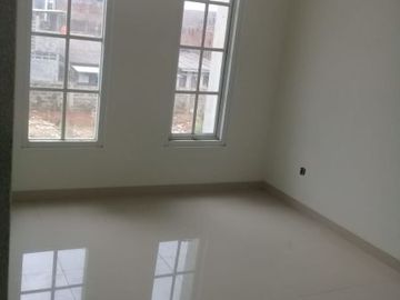 Rumah minimalis 2 lantai siap huni diciputat,Tangsel
