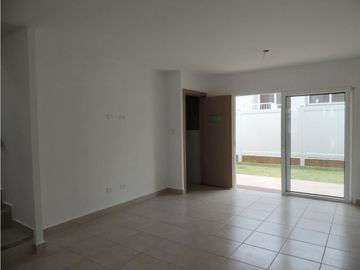 SE VENDE CASA EN BRISAS DEL GOLF $250,000 AM