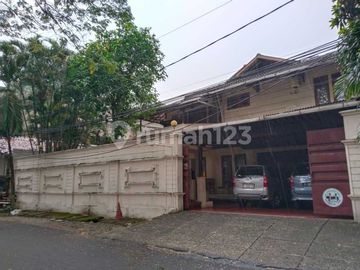 Rumah Luas Asri 2 Lantai Lokasi Strategis Dekat ke Blok M di Cilandak, Jakarta Selatan