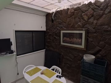 ¡OPORTUNIDAD DE INVERSIÓN EN SAN ALONSO! 
Se vende amplia casa de 3 niveles ubicada en un sector est