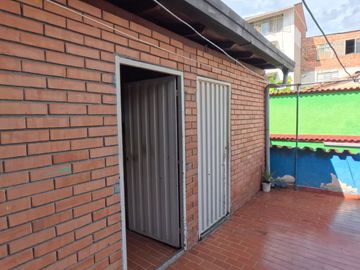 ¡OPORTUNIDAD DE INVERSIÓN EN SAN ALONSO! 
Se vende amplia casa de 3 niveles ubicada en un sector est
