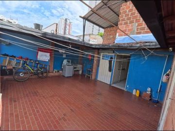 ¡OPORTUNIDAD DE INVERSIÓN EN SAN ALONSO! 
Se vende amplia casa de 3 niveles ubicada en un sector est