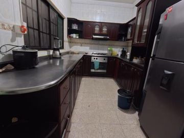 ¡OPORTUNIDAD DE INVERSIÓN EN SAN ALONSO! 
Se vende amplia casa de 3 niveles ubicada en un sector est