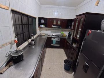 ¡OPORTUNIDAD DE INVERSIÓN EN SAN ALONSO! 
Se vende amplia casa de 3 niveles ubicada en un sector est