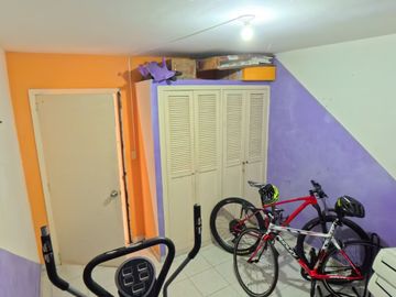 ¡OPORTUNIDAD DE INVERSIÓN EN SAN ALONSO! 
Se vende amplia casa de 3 niveles ubicada en un sector est