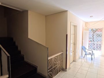 ¡OPORTUNIDAD DE INVERSIÓN EN SAN ALONSO! 
Se vende amplia casa de 3 niveles ubicada en un sector est