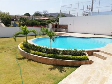 Casa de venta  dentro de urbanización Portoviejo