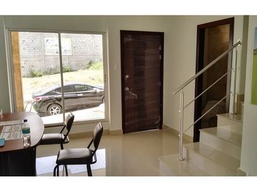 Casa de venta  dentro de urbanización Portoviejo